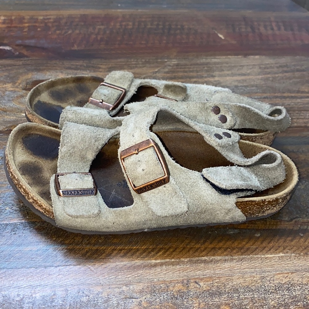 Gently Worn Girls Birkenstock Milano Suede Sandals in Size 32